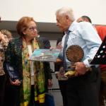 Entrega por Mario Diez a Elisa Soria de Ourense del libro Santander una ciudad para vivir