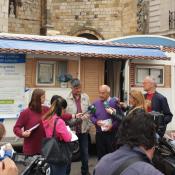 Durante la rueda de prensa de esta mañana, con el llamativo fondo de la Unidad Móvil de Intervención (UMI) que los religiosos camilos, iniciadores del Centro de Escucha, utilizan en Madrid para llevarlo a las localidades periféricas.