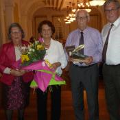 Entrega de obsequio por miembros de la Junta a Luis Campos y flores a su esposa.