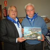 Entrega a un representante provincial del libro: Santander una ciudad para vivir.